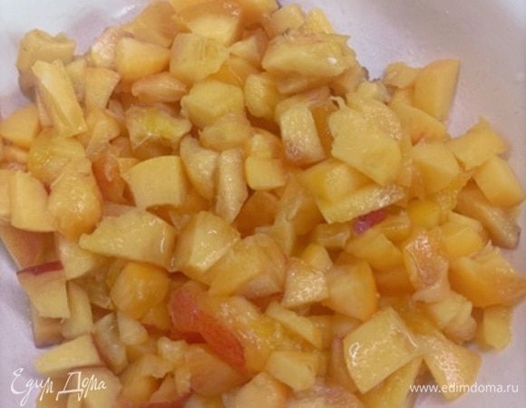 Для творожно-ягодного слоя нектарины помыть, удалить косточки и нарезать мелкими кубиками. Желатин замочить в холодной кипяченой воде (200 мл). Творог (протереть или пробить блендером), сахар, ванильный сахар, цедру и сок половины лимона смешать в блендере.