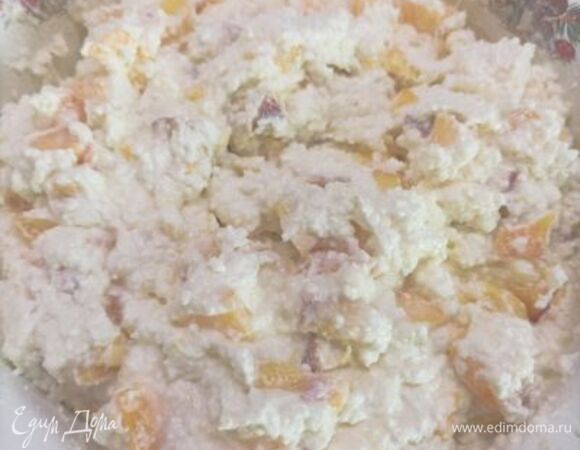 Набухший желатин распустить в микроволновке или на водяной бане и смешать вначале с 4 ст. л. творожной массы, затем со всей начинкой. Когда масса начнет желироваться, ввести взбитые сливки. В конце осторожно вмешать нарезанные нектарины. Выложить начинку на основу торта, разровнять и отправить в холодильник на 3 часа.