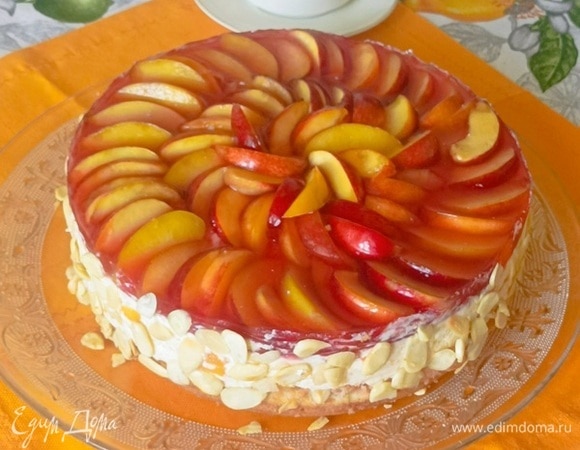 Для украшения верха желатин залить холодным соком(на ваш вкус) или морсом из любимого варенья. Лепестки миндаля подсушить на сковороде без масла и остудить. Нектарины нарезать дольками и выложить на верх застывшей творожной массы и залить распущенным желатином. Бока торта смазать сиропом от варенья и украсить лепестками миндаля.