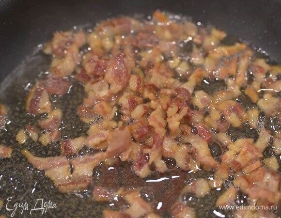 Грудинку нарезать маленькими кубиками и обжаривать на разогретой сковороде до появления золотистой корочки.