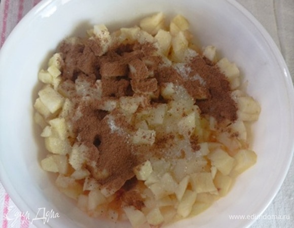 Для начинки яблоки очистить от кожицы и семян и нарезать на маленькие кубики. Посыпать сахаром и корицей, перемешать. Форму для выпечки с отверстием в середине (диаметр 20 см) смазать сливочным маслом и посыпать мукой.