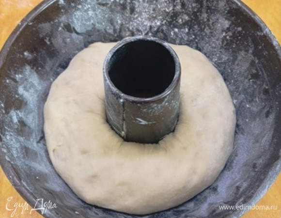 Свернуть рулет и выложить в подготовленную форму. Оставить для подъема, пока нагревается духовка до 180°C.