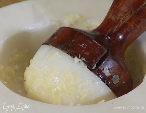 Чеснок почистить и растереть в ступке с солью.