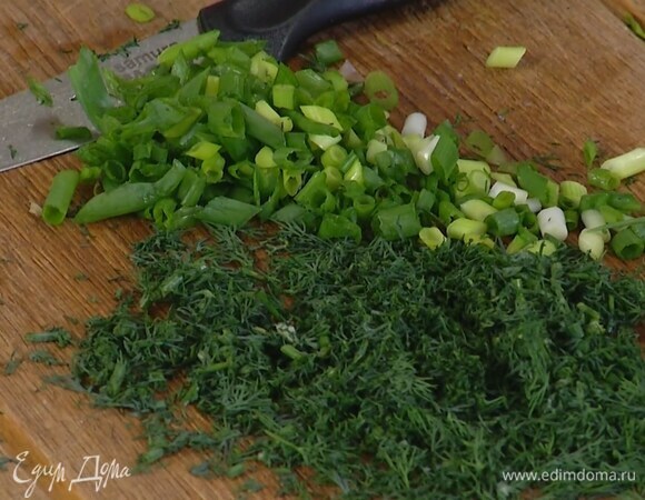Зеленый лук тонко нарезать наискосок.