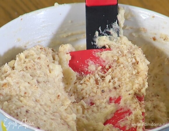 Приготовить начинку: в стакане для взбивания соединить оставшееся, предварительно размягченное сливочное масло и сахар, все взбить с помощью насадки-венчика, добавить яйцо и взбить все в однородную массу, затем небольшими порциями всыпать измельченный миндаль, каждый раз перемешивая венчиком или лопаткой.