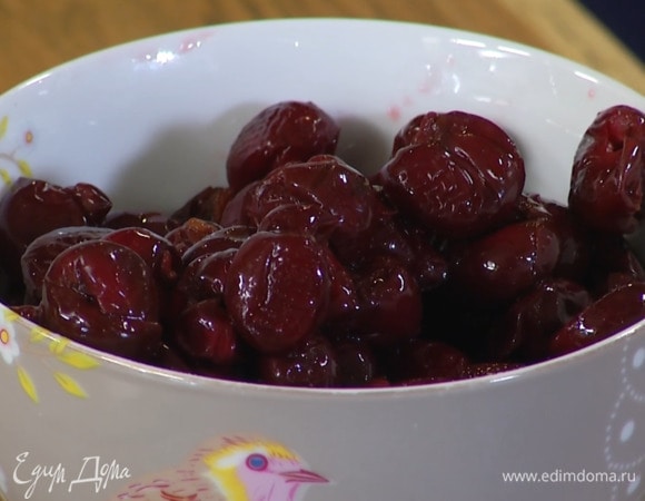 Размороженную вишню, слив образовавшуюся жидкость, промокнуть бумажным полотенцем и залить хересом.