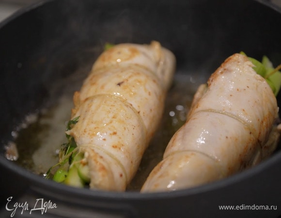 Разогреть в сковороде растительное и сливочное масло и обжарить грудки с двух сторон до золотистой корочки, затем добавить горчицу и сметану, накрыть крышкой, уменьшить огонь и тушить около 20 минут.