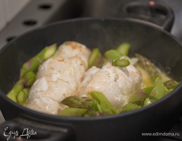 Оставшуюся спаржу нарезать небольшими кусочками наискосок, добавить в сковороду и тушить все еще 5 минут.