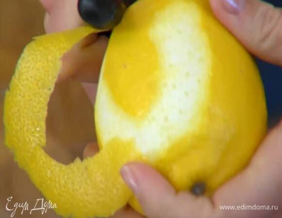 Цедру лимона срезать тонкими полосками, из половинки лимона выжать сок.