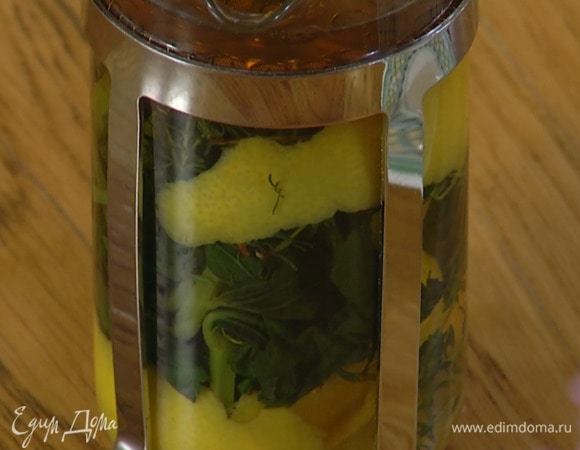 В заварочный чайник выложить цедру лимона, тимьян и мяту, залить 300 мл кипятка и дать настояться.