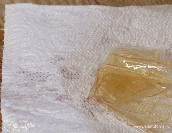 Желатин замочить в холодной воде, дать ему набухнуть, затем промокнуть бумажным полотенцем.