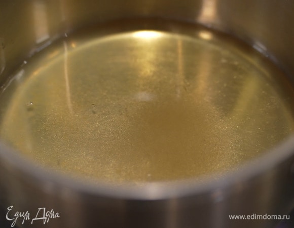 В сотейник влить немного травяного чая, сок лимона, всыпать сахар и все подогреть (но не кипятить). Затем снять с огня, добавить желатин и дать ему полностью раствориться.