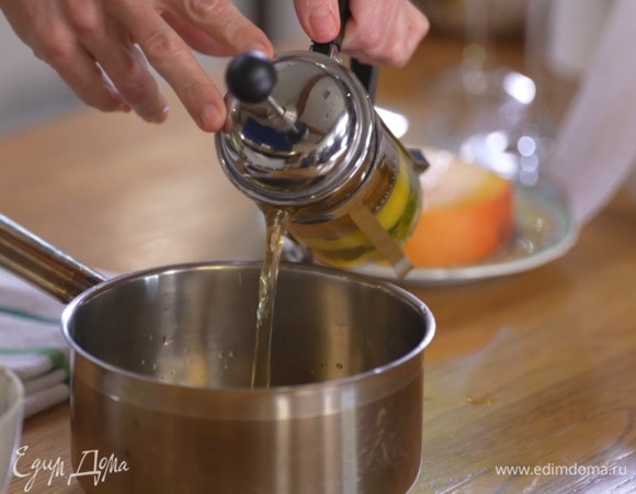 Влить в сотейник оставшийся чай и все перемешать.