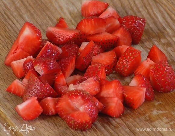 Крупные ягоды разрезать.
