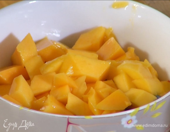 Манго, очистив от кожуры, нарезать кубиками.