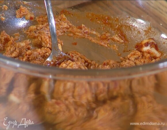 Приготовить пряный маринад: размягченное сливочное масло растереть с аджикой, затем добавить хмели-сунели, сванскую соль и перемешать.