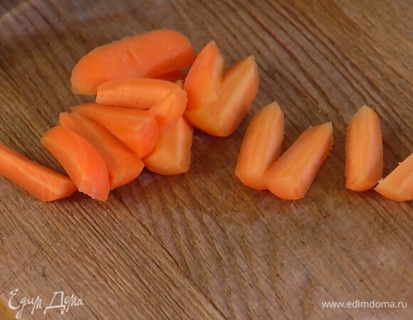 Морковь почистить и нарезать соломкой.
