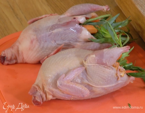 Тушки перепелок смазать внутри пряным маринадом и наполнить морковью, добавив в каждую по веточке тархуна.