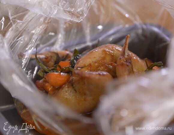 Запекать в разогретой духовке 15–20 минут, затем разрезать рукав, полить тушки образовавшимся соусом и отправить обратно в духовку на пару минут под разогретый гриль.