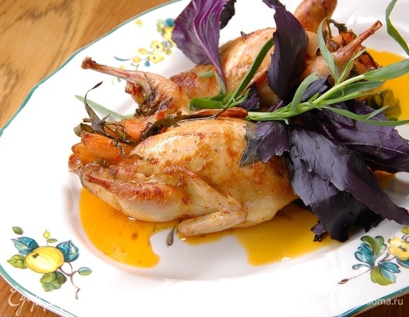 Готовых перепелок украсить оставшимся тархуном и базиликом.