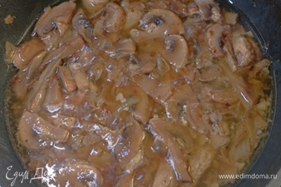 Лук нашинковать тонкими полукольцами, грибы нарезать дольками. В другой сковороде разогреть оставшееся масло и немного потушить в нем овощи. Залить вином (у меня было красное сухое).