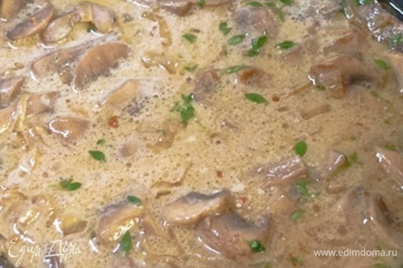 Дать жидкости немного покипеть и добавить сливки, лучше 20%. Соус поперчить, посолить, добавить листики тимьяна. Соус добавить к мясу, перемешать, прогресть на медленном огне, не доводя до кипения. Убрать с плиты.