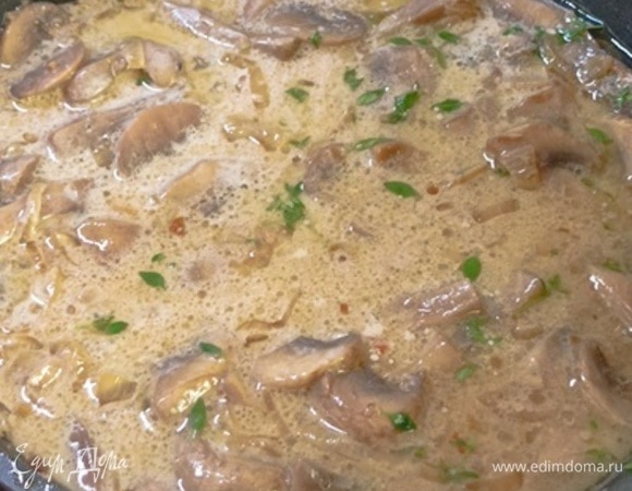 Дать жидкости немного покипеть и добавить сливки, лучше 20%. Соус поперчить, посолить, добавить листики тимьяна. Соус добавить к мясу, перемешать, прогресть на медленном огне, не доводя до кипения. Убрать с плиты.