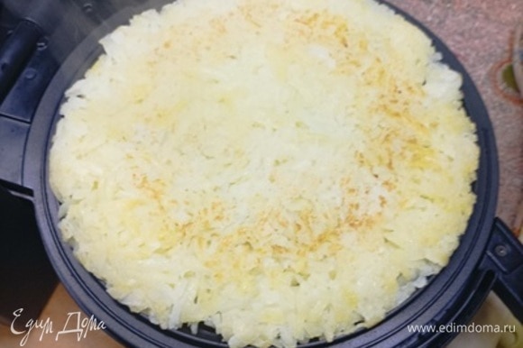 Отваренный в мундире (для сохранения крахмала) картофель очистить и натереть на крупной терке. Посолить и сформировать круглую лепешку (у меня получилось две). Подрумянить ее с обеих сторон. Без тортильницы, мне кажется, делать это сложновато.