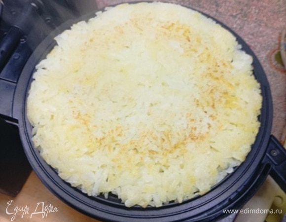 Отваренный в мундире (для сохранения крахмала) картофель очистить и натереть на крупной терке. Посолить и сформировать круглую лепешку (у меня получилось две). Подрумянить ее с обеих сторон. Без тортильницы, мне кажется, делать это сложновато.