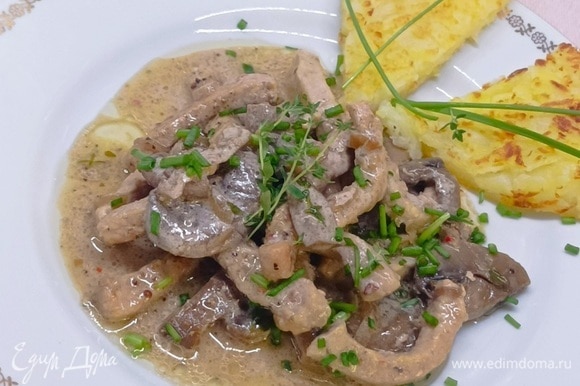 Сытный обед готов. Подаем с зеленью.