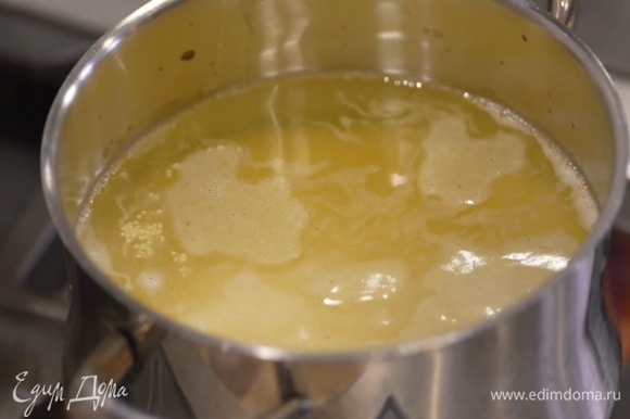 Бульон довести до кипения, всыпать кускус, еще раз довести до кипения и выключить огонь.