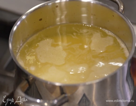 Бульон довести до кипения, всыпать кускус, еще раз довести до кипения и выключить огонь.