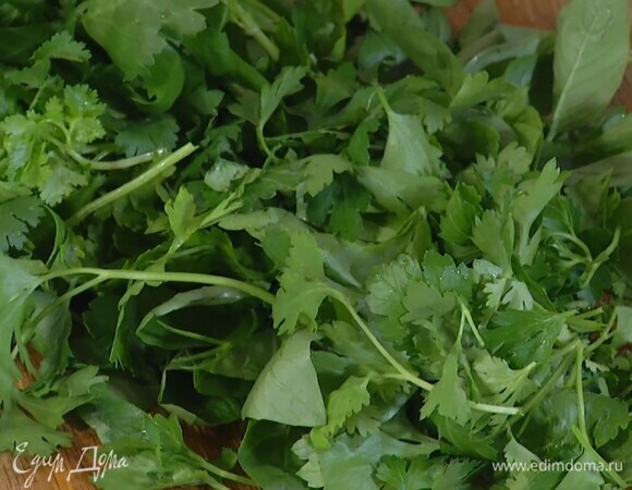 У зелени срезать грубые стебли.