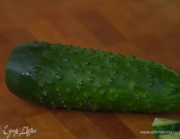 Огурцы крупно порезать.