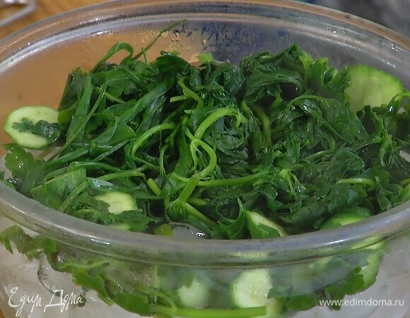 Приготовить заправку: в отдельной кастрюле вскипятить воду, подсолить, выложить зелень, огурцы и, помешивая, прогревать пару минут, затем шумовкой переложить в миску со льдом. Воду сохранить.