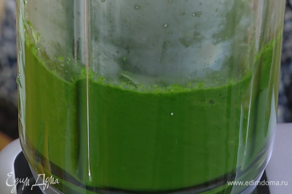 Остывшую зелень и огурцы выложить в чашу блендера, влить немного воды, в которой они варились, слегка посолить и взбить.