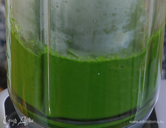 Остывшую зелень и огурцы выложить в чашу блендера, влить немного воды, в которой они варились, слегка посолить и взбить.