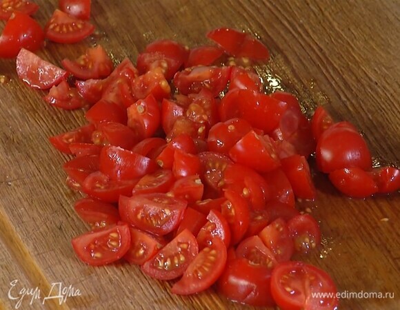 Черри разрезать на 4 части.