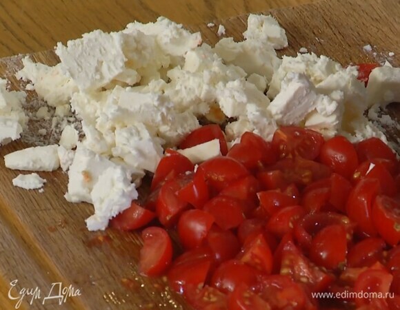 Фету нарезать маленькими кусочками.