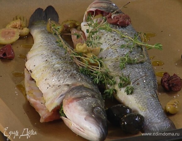 В брюшки вложить поровну половину оливок, по 2–3 веточки тимьяна, рыбу слегка посолить, поперчить, полить со всех сторон оливковым маслом и переложить на выстеленный бумагой для выпечки противень. Оставшиеся веточки тимьяна выложить сверху на рыбу, а оливки разложить вокруг.