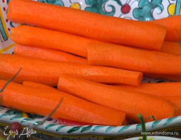 Морковь почистить и нарезать небольшими палочками.