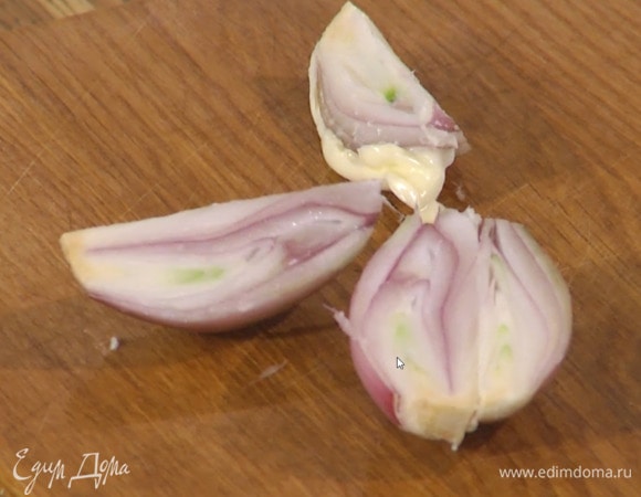 Шалот почистить и разрезать на 4 части.