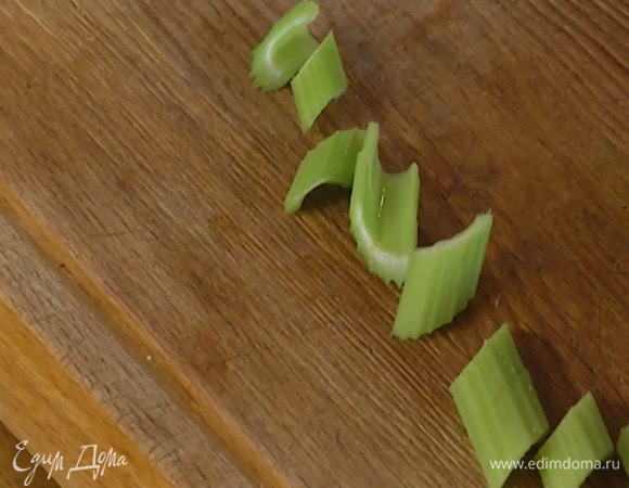 Цукини разрезать вдоль пополам, стебель сельдерея — на несколько частей.