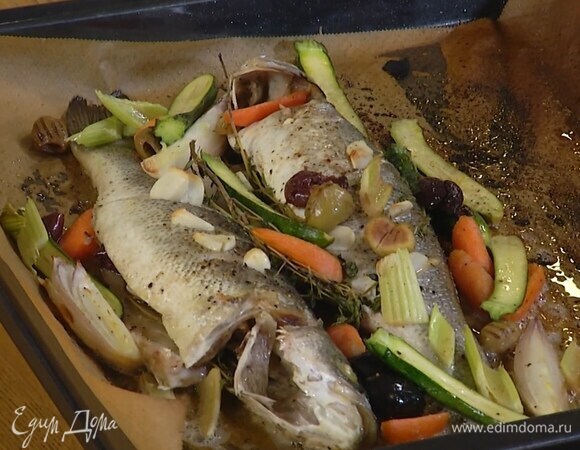 Запекать в разогретой духовке 25 минут, затем снять фольгу и дать подрумяниться еще 5 минут.