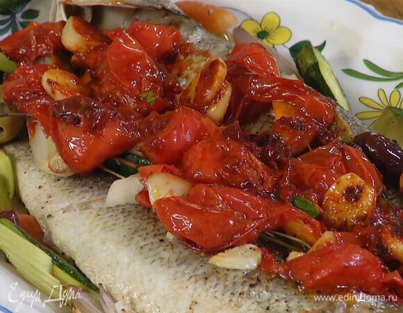 Рыбу с овощами переложить на блюдо, сверху разложить соус из помидоров.