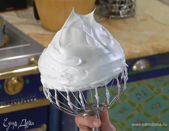 Белки на высокой скорости взбивать в комбайне с насадкой-венчиком около 5 минут. Не выключая комбайна, небольшими порциями всыпать сахар и взбивать еще 3 минуты, затем влить уксус и взбить еще немного.