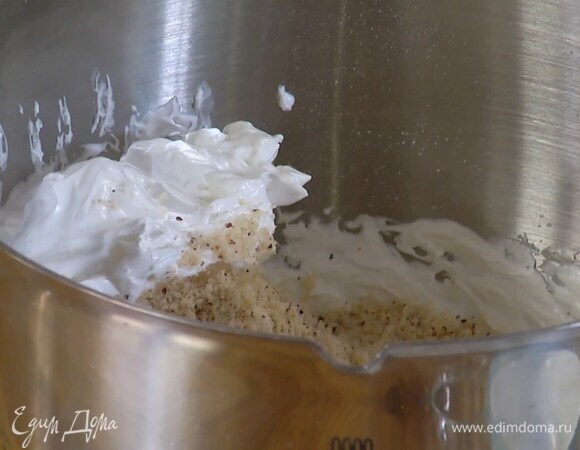 Измельченный фундук лопаткой вмешать в меренгу.