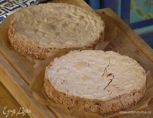 Выпекать в разогретой духовке 30–40 минут до золотистого цвета, готовые коржи вынуть из форм и дать им полностью остыть.