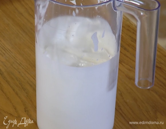 Сливки взбить блендером с насадкой-венчиком в пышную массу.