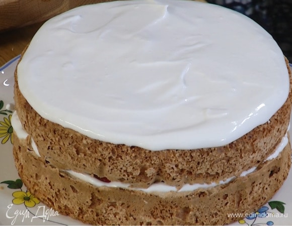 Смазать один корж сливками, разложить разрезанную клубнику и накрыть вторым коржом донышком вверх, затем смазать все оставшимися сливками.